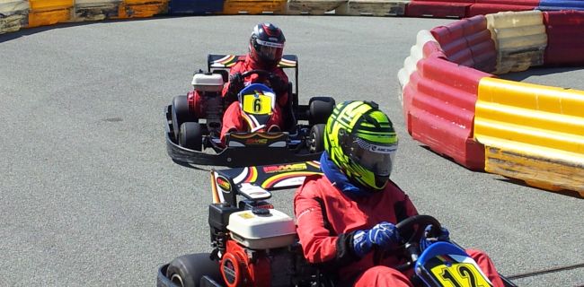 Rennkarts fahren schnell durch die Kurve