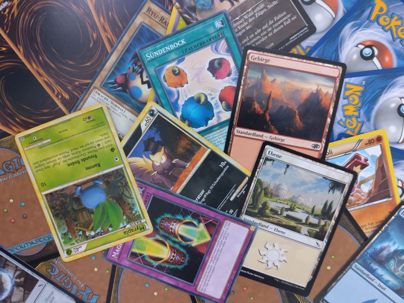 verschieden Sammelkarten von Pokémon, Yu-Gi-Oh! und Magic.