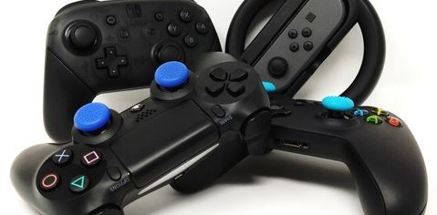 Controller verschiedener Spielekonsolen (Switch, Xbox One, PS4)