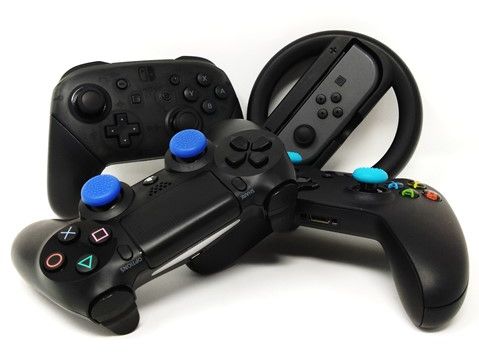Controller verschiedener Spielekonsolen (Switch, Xbox One, PS4)