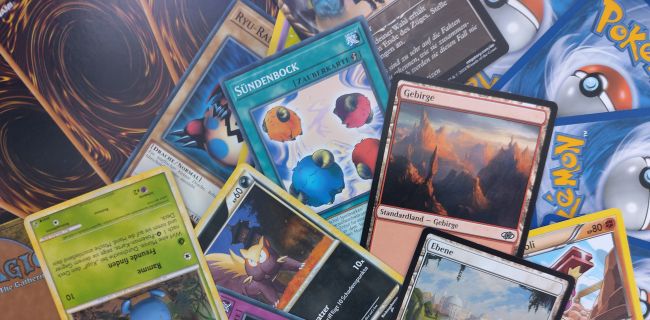 verschieden Sammelkarten von Pokémon, Yu-Gi-Oh! und Magic.