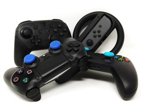 Controller verschiedener Spielekonsolen (Switch, Xbox One, PS4)